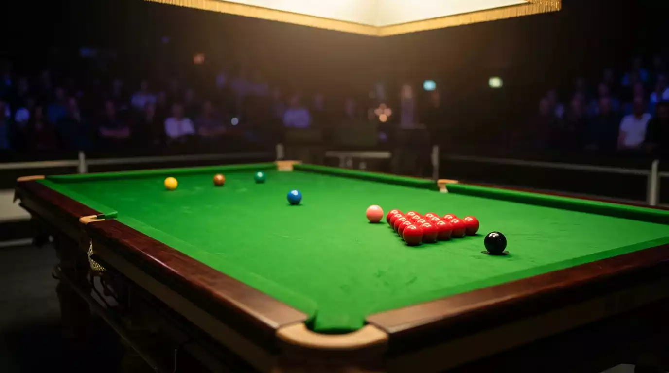 Mesa de snooker profesional con bolas dispuestas bajo iluminacion de torneo