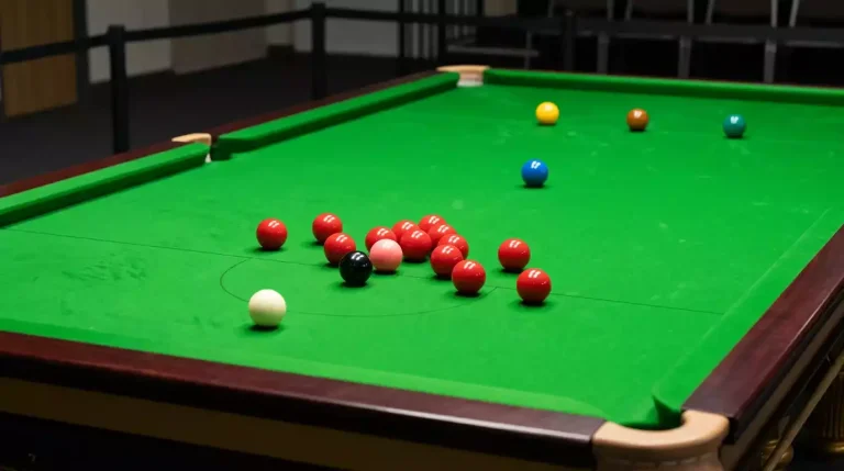 Mesa de snooker con bolas en posición complicada simbolizando errores de apuesta