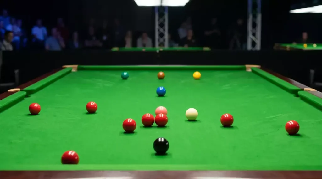 Mesa de snooker profesional con bolas en posición de juego ofensivo