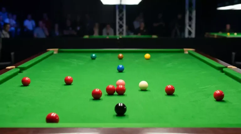 Mesa de snooker profesional con bolas en posición de juego ofensivo
