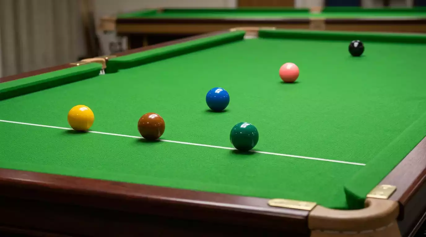 Mesa de snooker con bolas de colores dispuestas para el inicio de un frame