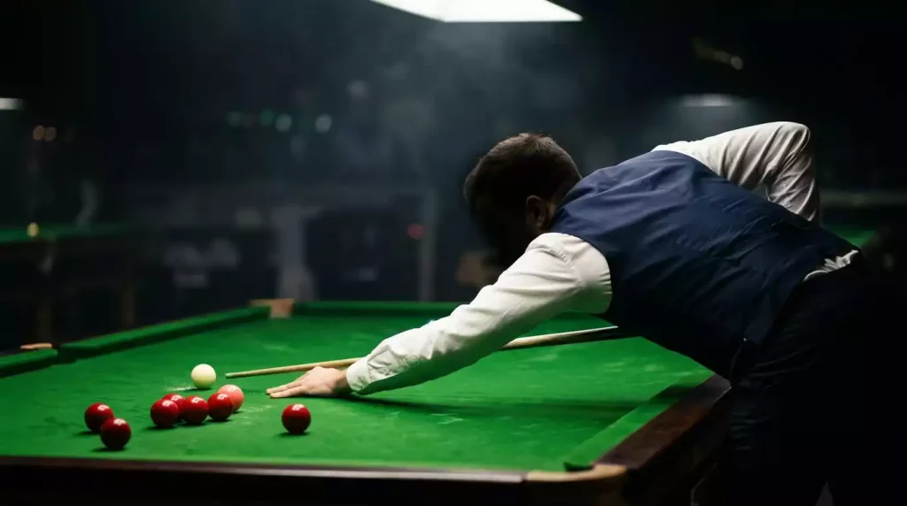 Jugador de snooker en momento de concentración intensa durante partido
